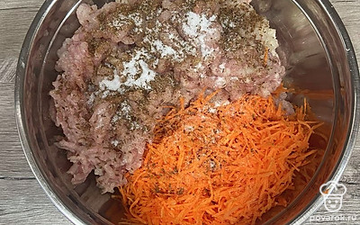 Мясо птицы и лук прокрутите через мясорубку, добавьте морковь, кумин и соль.