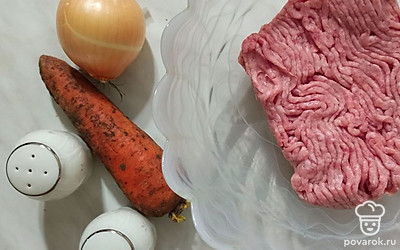 Подготовить все необходимые продукты. Лук и морковь очистить.