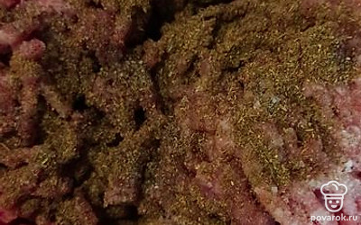 Из свинины и лука (2шт) сделать фарш, добавить специи.