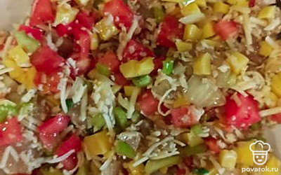 Курицу, лук (1шт), картошка, помидор, перец порезать кубиками, добавить половину натертой моцареллы и специи.