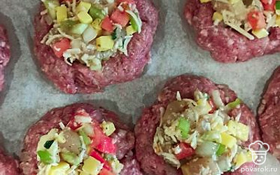 Курино-овощную смесь выложить в центр, отправить в духовку на 35-40 минут при 180 градусах.