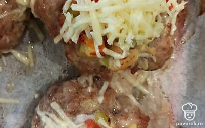 За 10 минут до окончания приготовления посыпать оставшейся моцареллой.