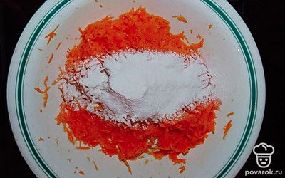 Добавить муку и перемешать.