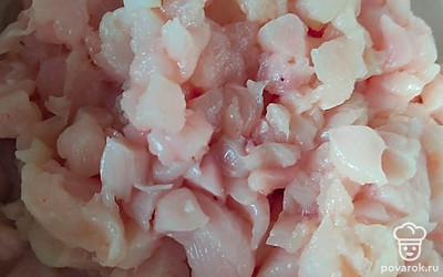 Филе порезать кубиками. 