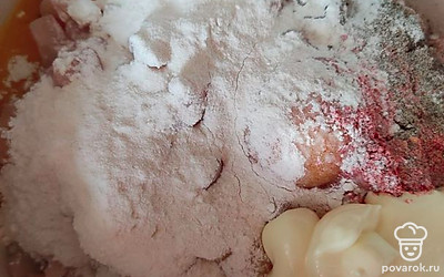 Добавить муку, соль, чеснок, яйца, майонез, по вкусу специи. 