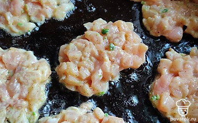 Обжарить на сковороде с каждой стороны. 