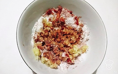 Нарежьте сало на куски. Чеснок измельчите с помощью давилки или мелкой терки. Смешайте соль, перец, паприку и молотый кориандр, соедините полученную смесь с измельченным чесноком. По желанию можете измельчить в кофемолке лавровый лист. Добавьте в смесь для засола.