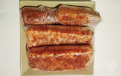 Хорошо натрите куски сала смесью из соли и специй, затем оберните каждый кусок пищевой пленкой. Оставьте при комнатной температуре на сутки, затем положите в холодильник для засолки на двое суток. Готовое сало храните в морозилке.