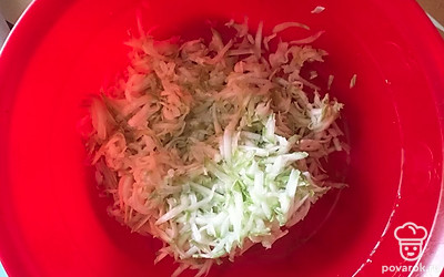 Готовый фарш солим, перчим, взбиваем яйцо, добавляем натёртый на крупной тёрке кабачок.