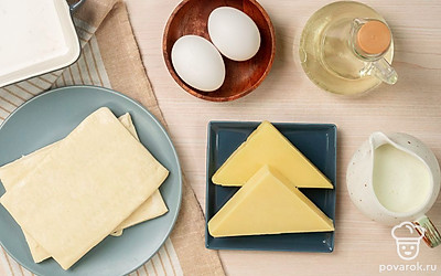 Подготовьте продукты для ачмы из слоеного теста. Разморозьте слоеное тесто. Натрите сыр на крупной терке.