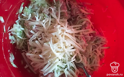 Добавляем натёртый сыр. Замешмваем фарш на биточки, добавляем в него пару ложек муки.