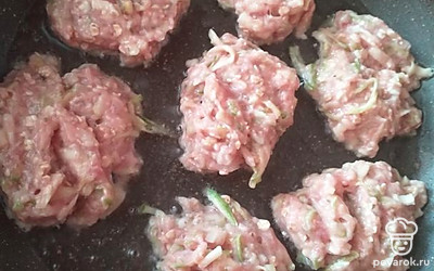 Формируем из фарша биточки и жарим на сковороде с двух сторон до готовности.