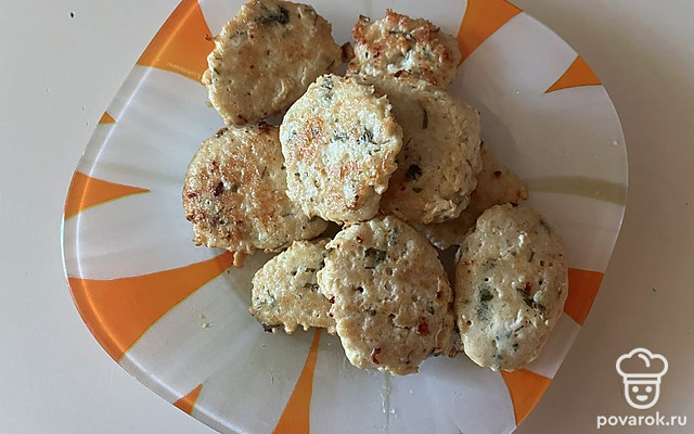 Мини-котлеты из куриного фарша с нарезанной петрушкой — Рецепт с фото