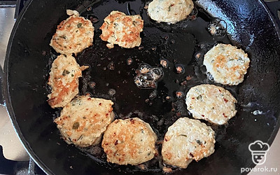 Обжаривайте котлеты с двух сторон в течении 10 минут до появления золотистой корочки.
