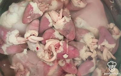 Сердечки и бедра вымочить в воде два раза, минут по 30.
