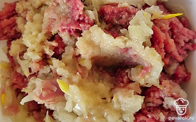 Прокрутить фарш, добавив лук и чеснок. Посолить и поперчить, добавить яйцо.