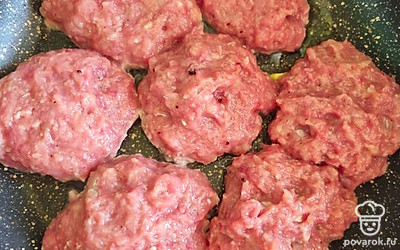 Сформировать котлетки и обжарить по паре минут с двух сторон.