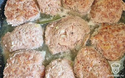 Далее добавить немного подсоленной воды и лавровый лист. Тушить под крышкой 15 минут до полной готовности.