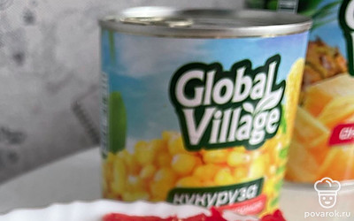 В ту же миску всыпаем сахарную кукурузу Global village, соль, паприку, сушеную петрушку и тщательно все перемешиваем. 