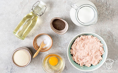 Заранее достаньте молоко из холодильника, чтобы оно согрелось до комнатной температуры. Помойте куриное яйцо. Подготовьте сковороду для жарки. При необходимости разморозьте фарш. 