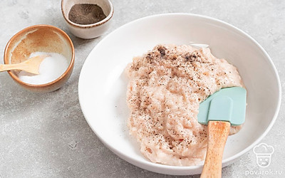 Смешайте молоко с манкой. Оставьте смесь на 10 минут. Когда манка разбухнет, добавьте к ней яйцо и фарш из индейки. Приправьте ингредиенты специями, а затем тщательно перемешайте до однородности.