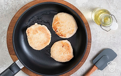 Поставьте сковороду с маслом на средний огонь. В отдельную тарелку всыпьте оставшуюся манку. Слепите из фарша небольшие котлеты. Обваляйте их в манке, а затем выложите в сковороду. Жарьте котлеты около 8-10 минут, переворачивая несколько раз. После этого накройте блюдо крышкой и оставьте на огне еще на 5 минут.