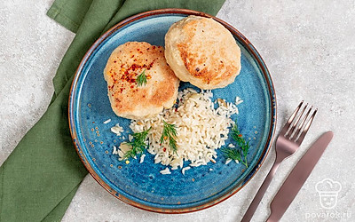 Подавайте ароматные котлеты из индейки вместе с гарниром из риса. Он отлично дополнит блюдо и сделает его более сытным.