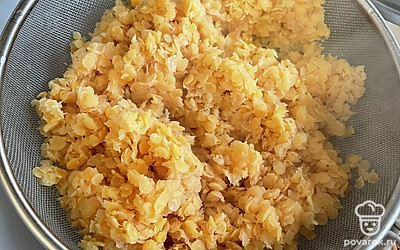 Чечевицу промываем, заливаем водой и варим минут 15.