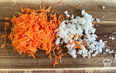 Лук нарезаем мелко, морковь натираем на терке.