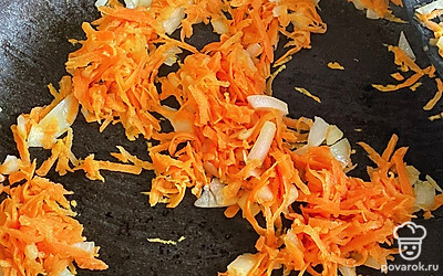 Обжарьте лук с морковью до мягкости.