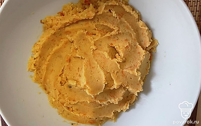 Слейте лишнюю воду и пробейте чечевицу с морковью и луком блендером. Добавьте манную крупу, соль и перец.