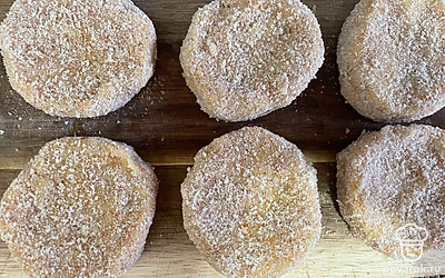 Сформируйте котлеты, обваляйте их в панировочных сухарях. Жарьте без крышки, до румяной корочки с каждой стороны.