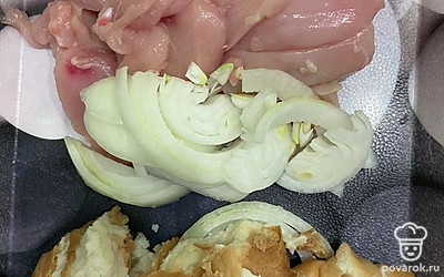 Грудку нарезаем на квадраты, чтобы блендер смог перемолоть в фарш. Лук режем. Хлеб белый замачиваем и отжимаем в кипяченой теплой воде. 