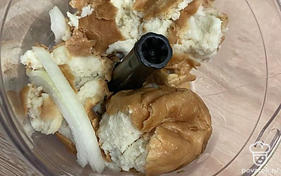 Запускаем в блендер хлеб.