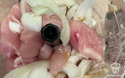 Далее курицу и лук. 