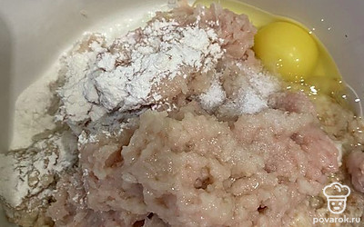 К этой массе фарша добавляем яйцо и муку, соль.