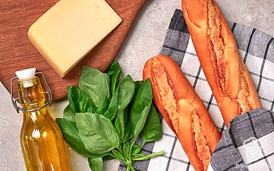 Базилик ополосните и мелко нарежьте. Сыр натрите на мелкой терке. Подготовьте форму для запекания с крышкой и разогрейте духовку до 200 градусов.