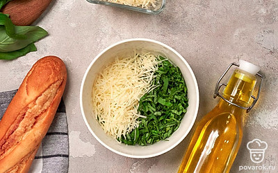 Сделайте начинку. Отложите для украшения 1 ст. л. сыра и немного базилика. Смешайте остальной сыр с измельченным базиликом и добавьте оливковое масло. Тщательно перемешайте все вилкой.