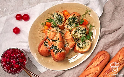 Подавайте багет с твердым сыром горячим, посыпав его оставшимся базиликом.