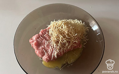 В миске соедините натертый сыр, фарш и желток. 