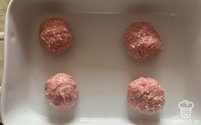 Из фарша сформируйте четыре котлеты и выложите на форму для выпекания. В форму влейте воду. Ввыпекайте котлеты в духовке 30 минут при 176 градусах.