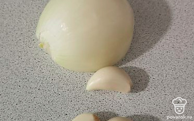 Почистить лук и чеснок. 