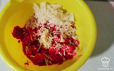 Лук порезать мелко, чеснок натереть на мелкой терке, добавить к фаршу.