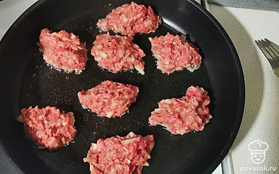 Добавить яйцо, соль, перец, все перемешать, сформировать ложкой небольшие котлетки и выложить на разогретую сковородку. Обжаривать с двух сторон до готовности под крышкой на умереннном огне. 