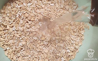 Залить овсянку кипятком на 5 минут.