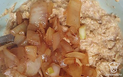 Добавить обжаренный лук.