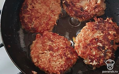 Обжарить котлеты на растительном масле. 