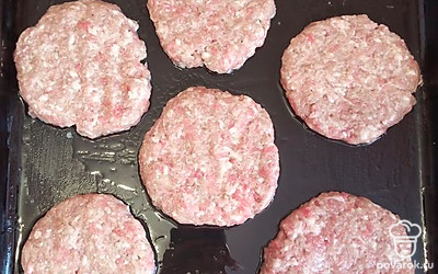 Из фарша сформировать лепешки, выложить их на противень. 