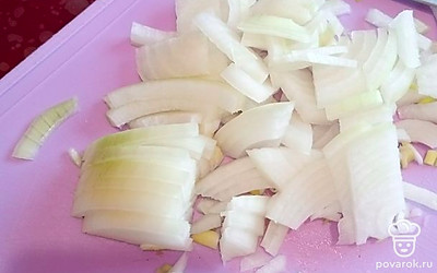 Нарезать мелко репчатый лук. И между делом отварить яйца. 
