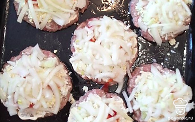 На лепешки фарша, выложить мелко порезанный, лук, смазать немного соусом. 